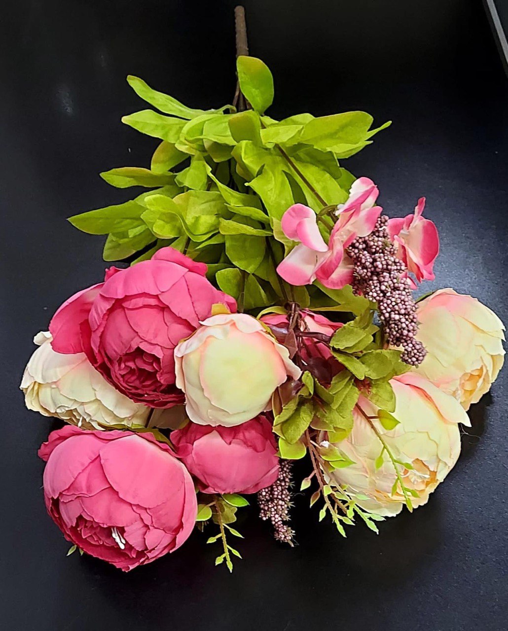 Buchet cu Bujori Crem și Fucsia – Flori Artificiale din Material Textil, Mix Elegant